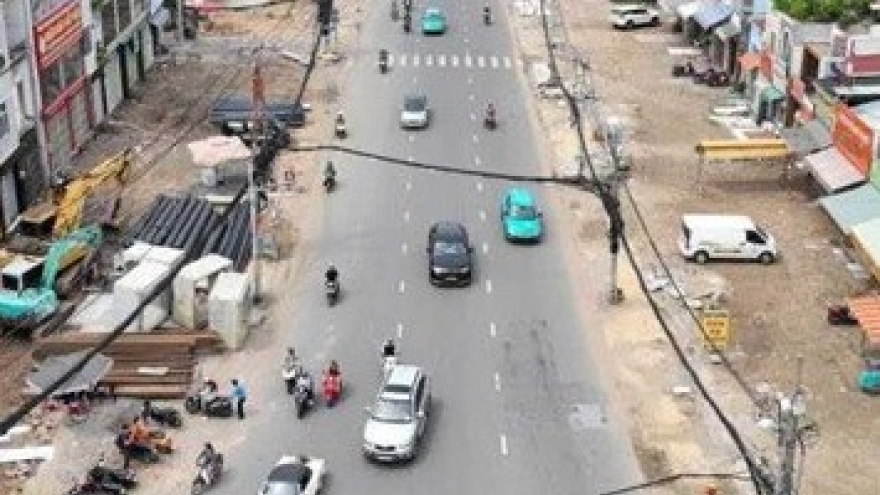 Bị máy xúc va vào đầu, một công nhân tử vong