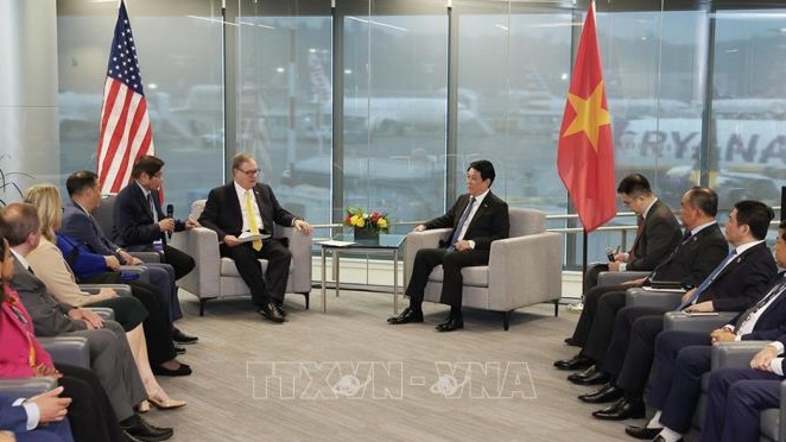 Vietnamese President meets Lieutenant Governor of Washington State and Boeing leader