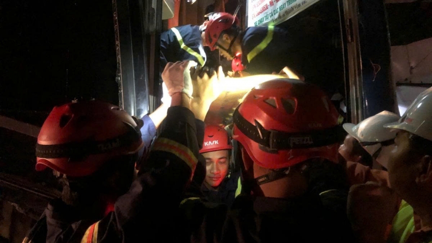 Police rescue 12 trapped in vehicles after expressway pile-up in Da Nang