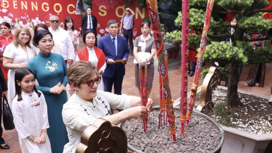 Party chief’s spouse, Cuban first lady enjoy water puppetry, visit Ngoc Son Temple