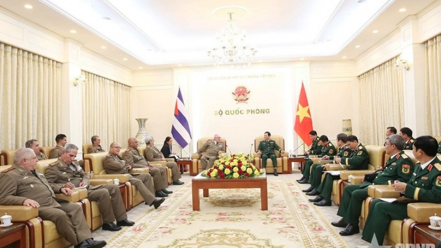 Vietnamese officer meets with Cuban Minister of Revolutionary Armed Forces