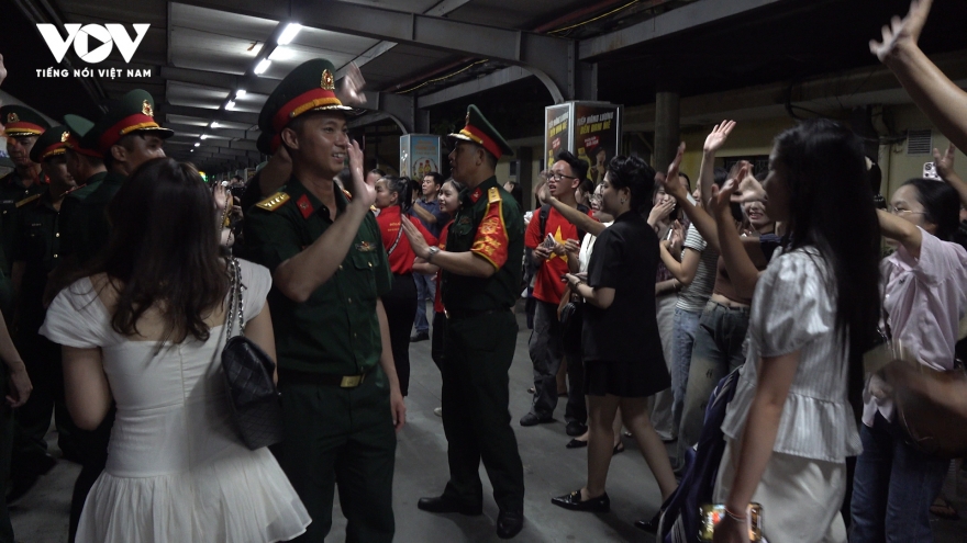 Xúc động khoảnh khắc chào tạm biệt đoàn tàu số 2 đưa chiến sĩ A80 trở về đơn vị