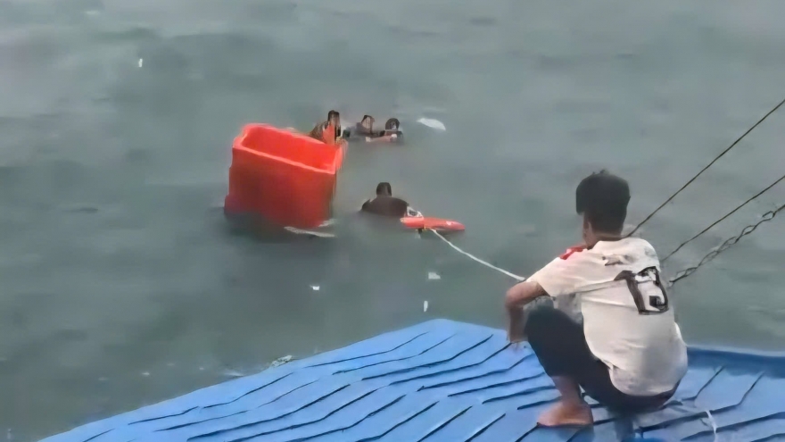 Cứu 4 ngư dân trôi trên biển do tàu cá bị chìm khu vực Rạch Giá đi Phú Quốc