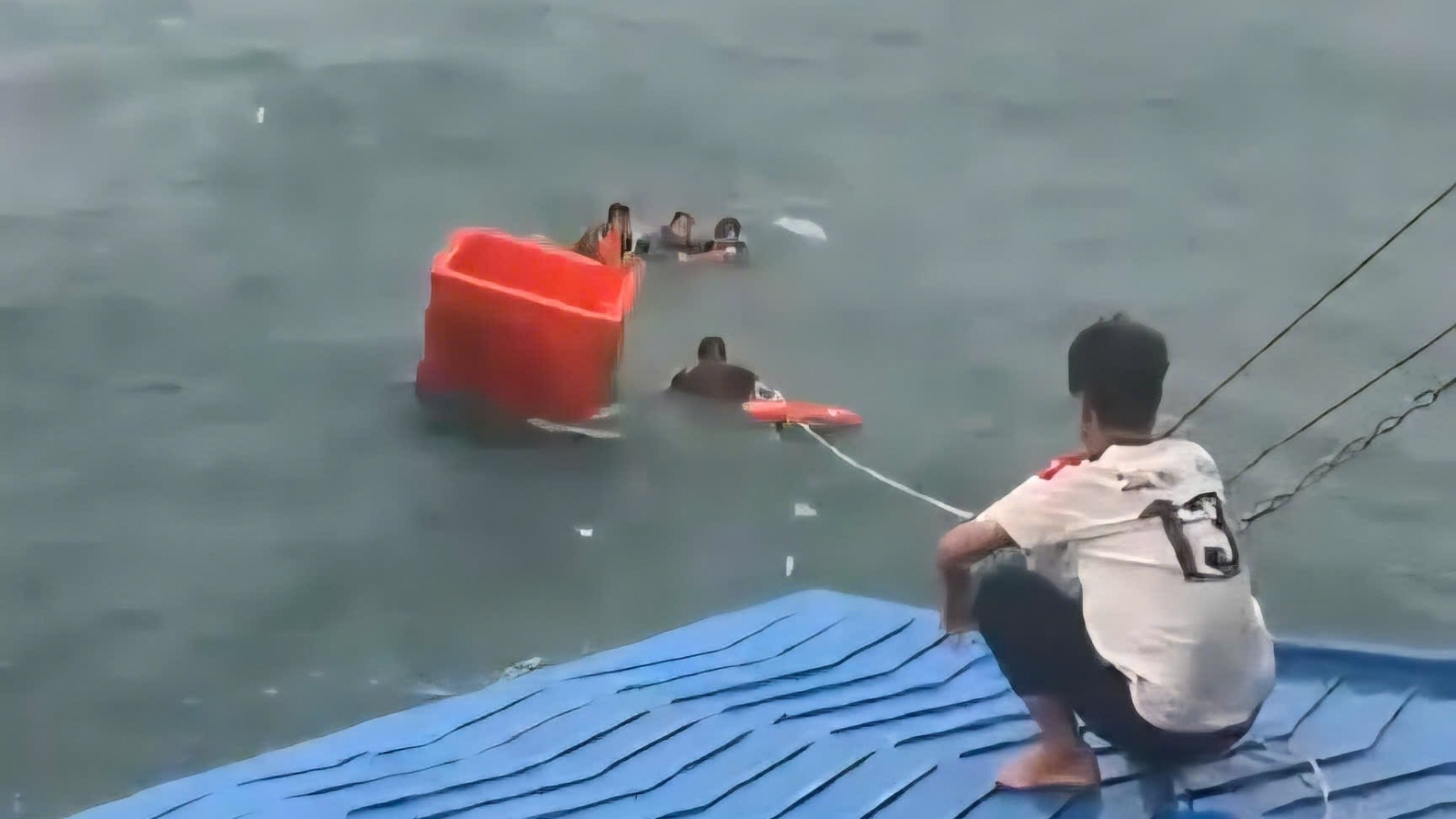 Cứu 4 ngư dân trôi trên biển do tàu cá bị chìm khu vực Rạch Giá đi Phú Quốc