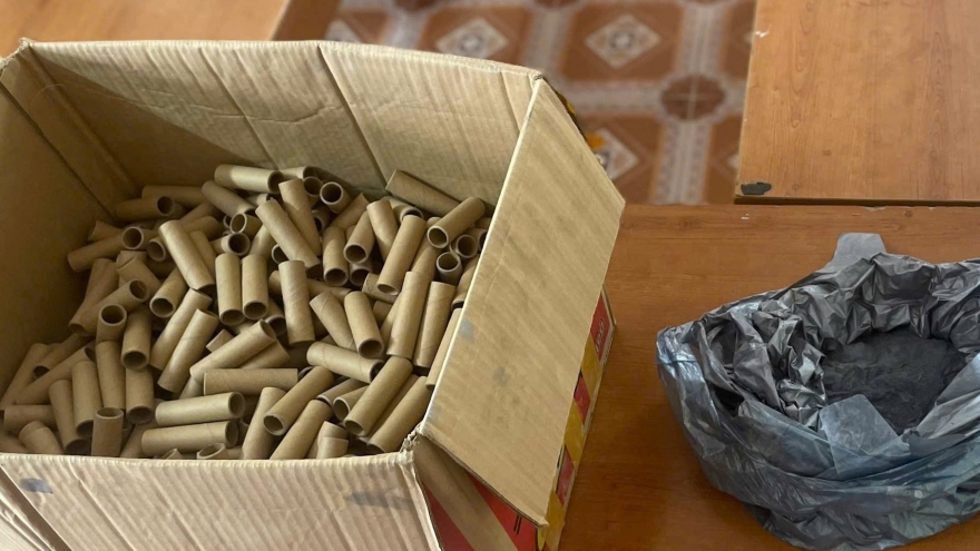 Vợ “tố” chồng chế pháo nổ, giao nộp 1,5kg thuốc pháo