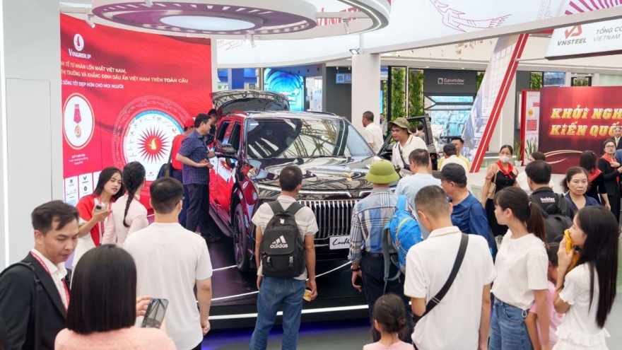 Khách tham quan thích thú vây kín “biểu tượng” Lạc Hồng 900 LX