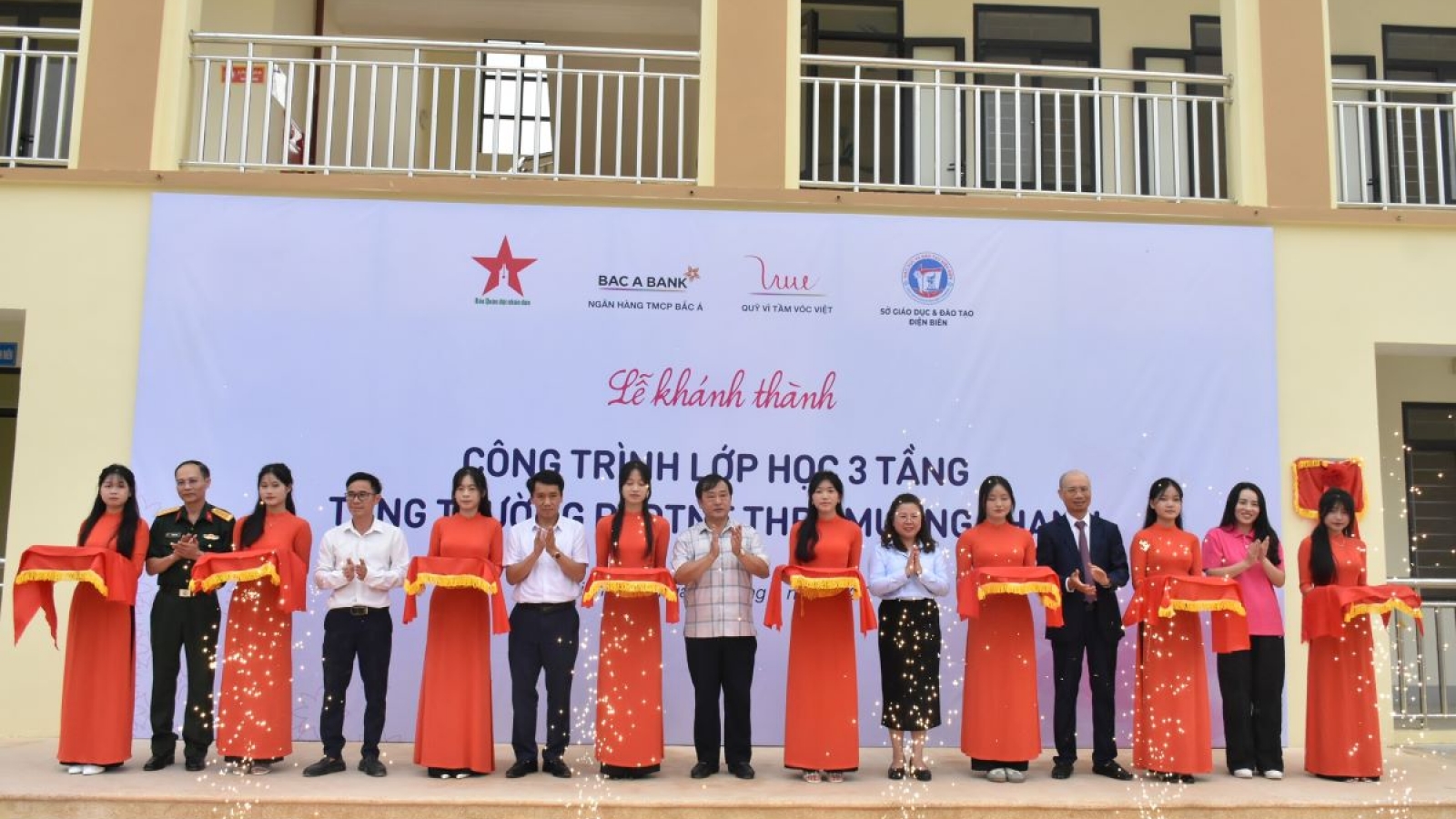 Từ cánh đồng đến lớp học 3 tầng: Niềm vui mới của thầy, trò Mường Thanh