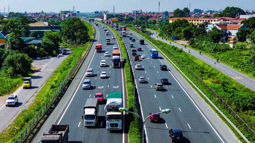 Phản hồi xung quanh cảnh báo mất an toàn khi trồng cây ở dải phân cách cao tốc