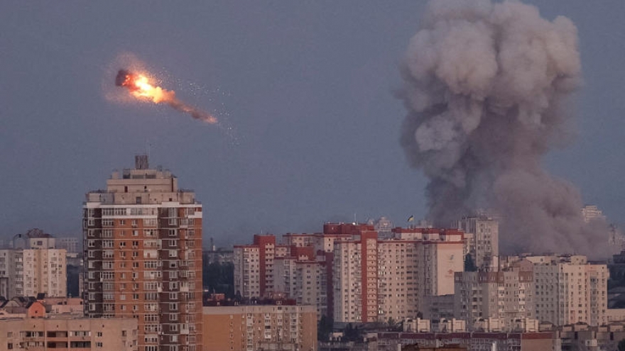 Châu Âu ưu tiên tự vệ, Ukraine lo tìm cách đối phó "bão" tên lửa Nga