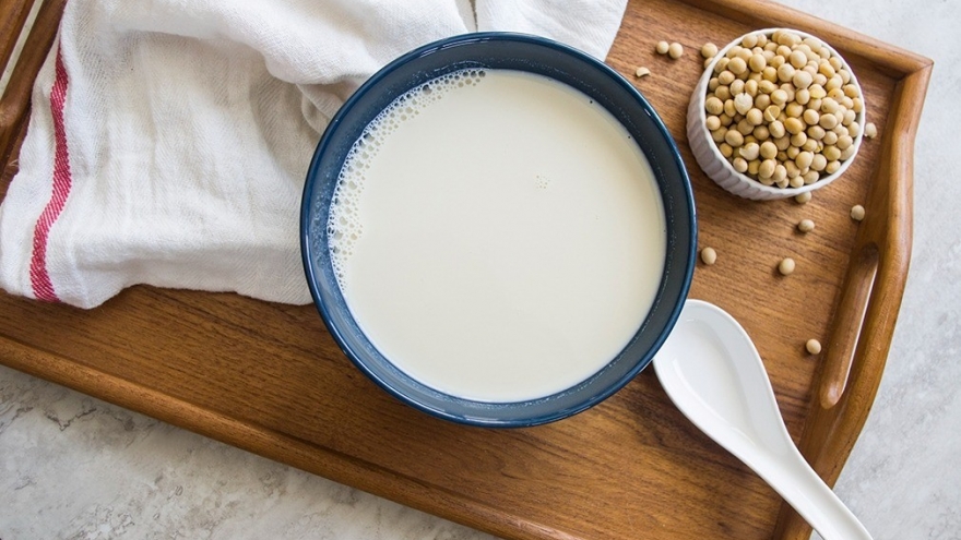 Sữa đậu nành ngon, bổ, rẻ nhưng lại không tốt cho những người này