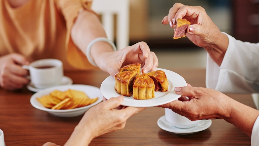 Bánh trung thu ăn khó cưỡng lại, những người này coi chừng “tự hại mình”