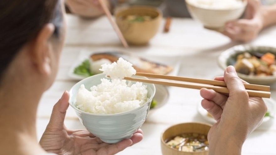 Ăn cơm kiểu này cực hại sức khỏe, nhiều người không biết vẫn làm hằng ngày