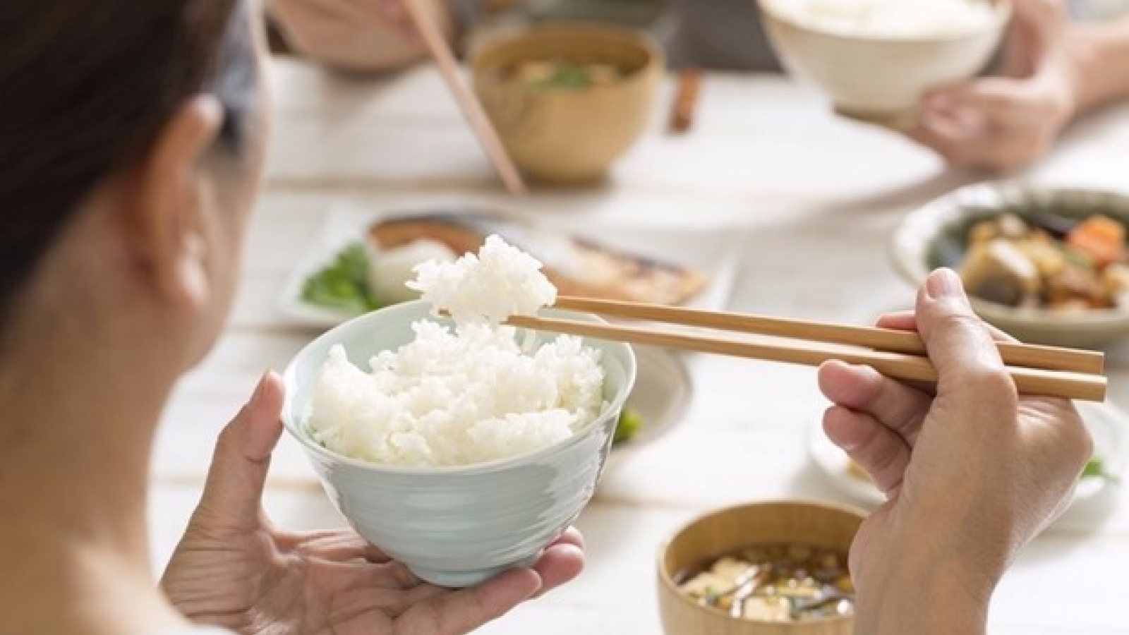 Ăn cơm kiểu này cực hại sức khỏe, nhiều người không biết vẫn làm hằng ngày