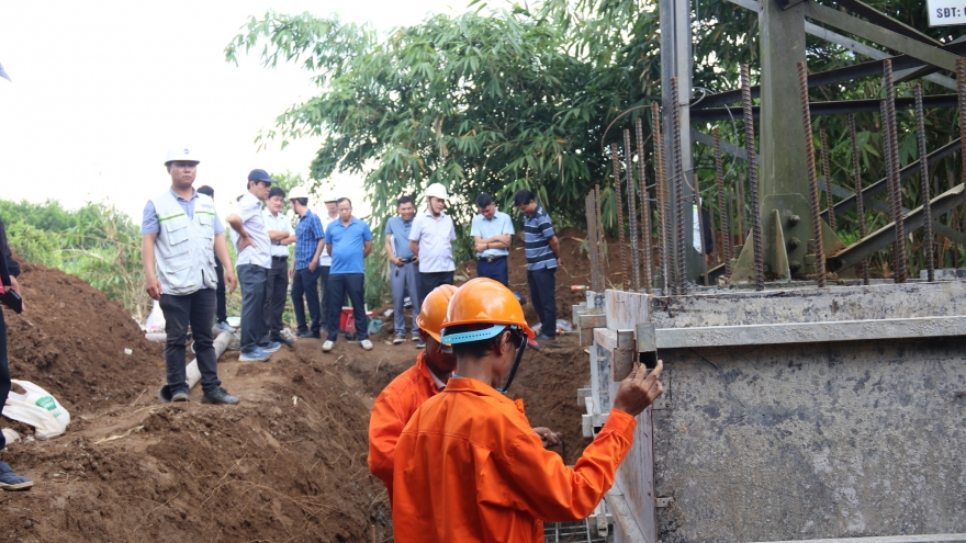 Hơn 800 người thi công xuyên Lễ trên các công trình lưới điện khu vực miền Nam