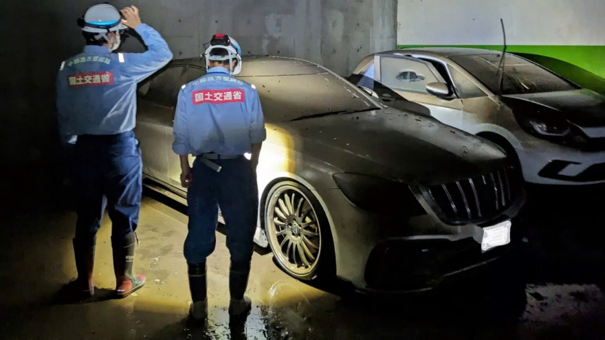 Ngập bãi xe ở Nhật Bản sau mưa lớn, 274 xe hơi bị chìm trong nước