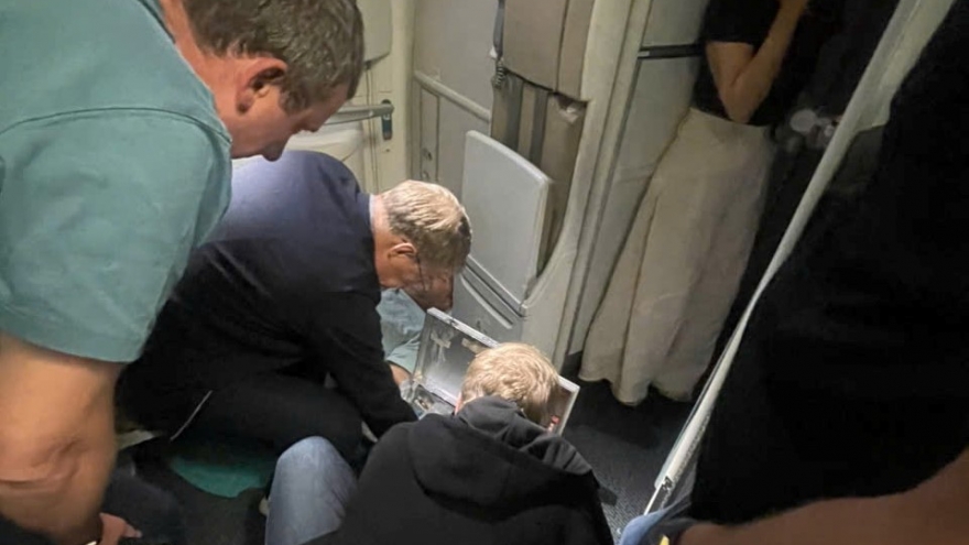 Đoàn công tác Bộ Y tế Nga hỗ trợ cấp cứu hành khách trên chuyến bay của Vietnam Airlines