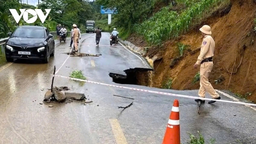 Bộ Xây dựng: Nhiều tuyến giao thông tắc nghẽn, 3 thuyền viên mất tích khi bão số 10 đổ bộ