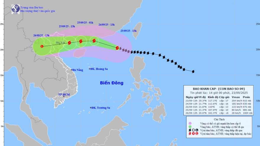 Bão số 9 trên Biển Đông gây biển động dữ dội sóng cao trên 10m