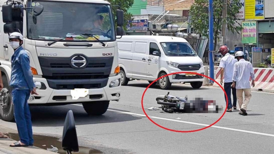 Người mẹ gào khóc bên con trai tử vong do va chạm với xe bồn ở TP.HCM