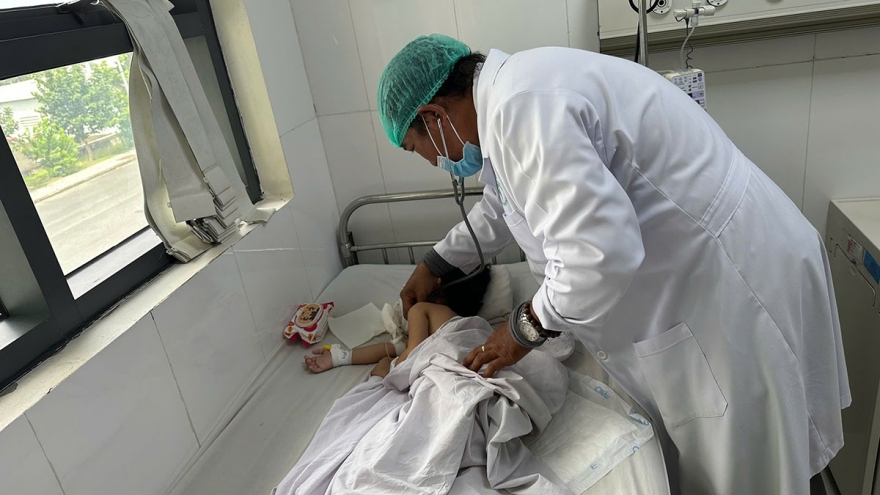 Cần Thơ: Bé gái 4 tuổi có biểu hiện hội chứng “công chúa tóc mây”
