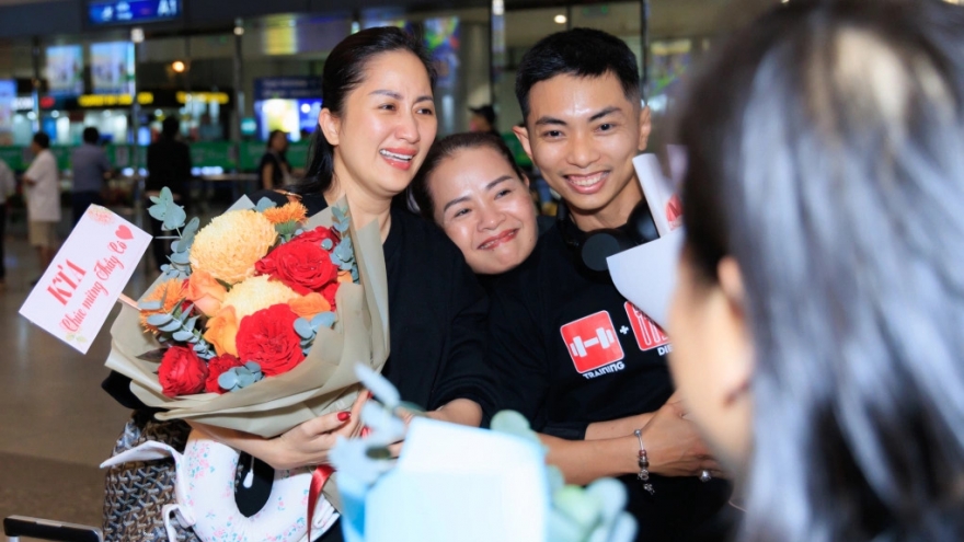 Sao Việt 17/9: Khánh Thi khóc ở sân bay sau thành công của Phan Hiển