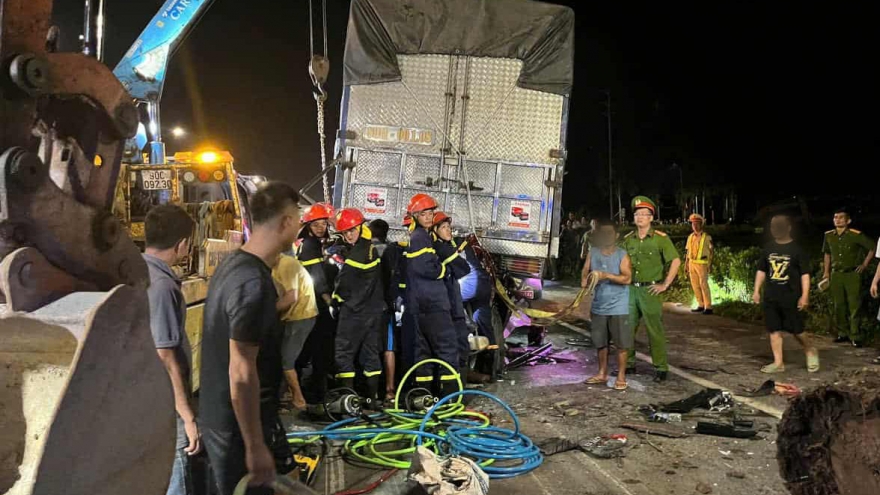 Tai nạn liên hoàn ở Ninh Bình khiến xe con bị kẹp nát, 3 người thương vong