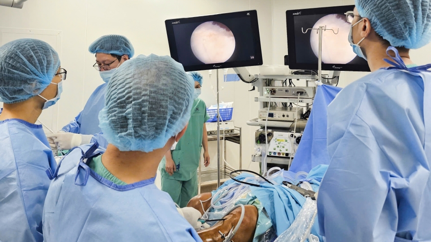 Bệnh viện Thống Nhất dùng "keo tự thân" điều trị hiệu quả thoái hóa khớp gối