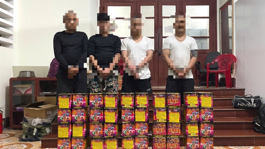 Bắt giữ 4 đối tượng vận chuyển hơn 1 tạ pháo nổ qua biên giới