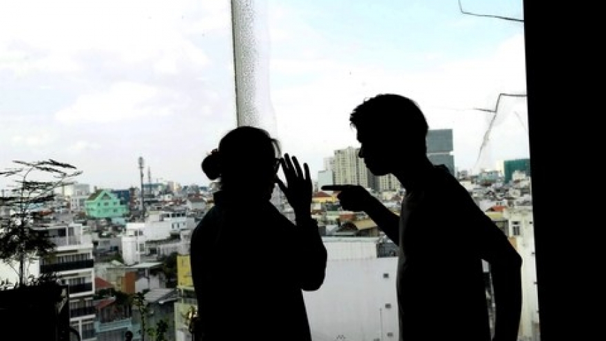 Gia đình lục đục chỉ vì vợ say mê đi câu lạc bộ hát cho nhau nghe