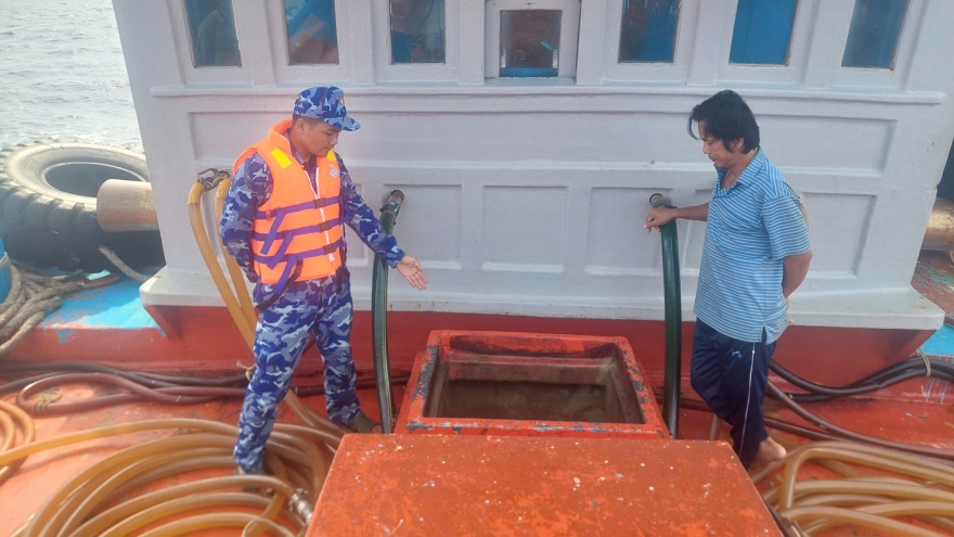 Bắt giữ tàu vận chuyển dầu trái phép trên vùng biển Tây Nam