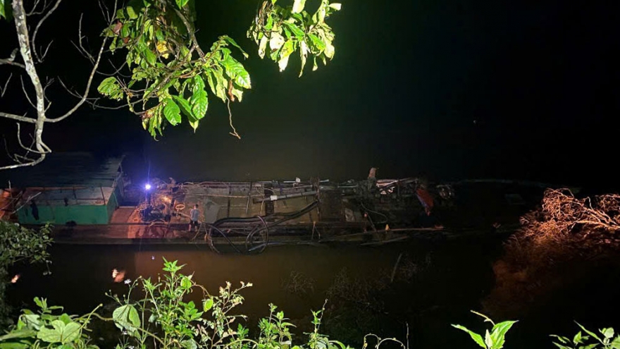 "Cát tặc" bỏ tàu nhảy xuống sông Đồng Nai khi bị cảnh sát vây bắt