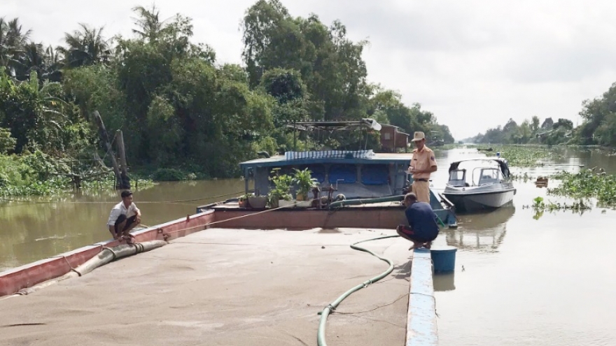 Công an tỉnh Đồng Tháp bắt giữ phương tiện vận chuyển cát trái phép