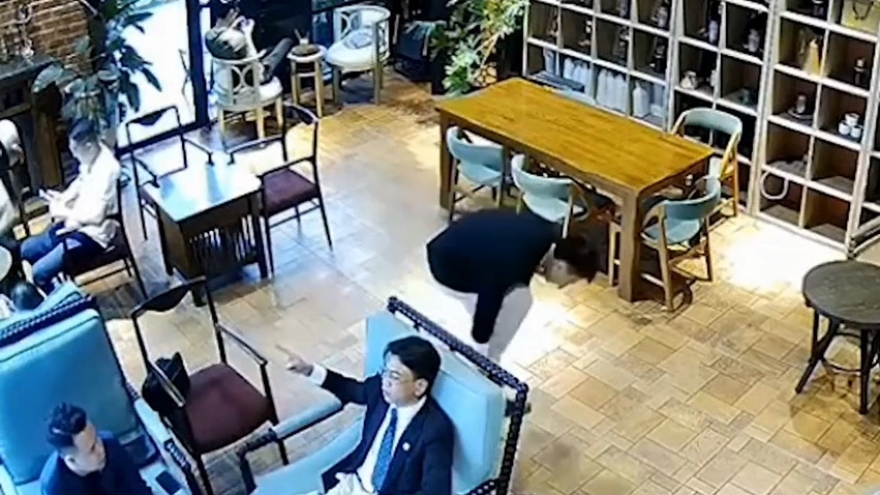 Điều tra nam thanh niên đánh nhân viên quán cafe vì bị nhắc hút thuốc