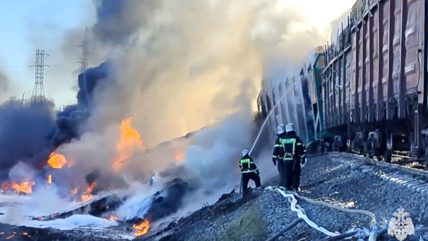 Tàu hỏa Nga bốc cháy dữ dội sau cú va chạm mạnh với xe tải