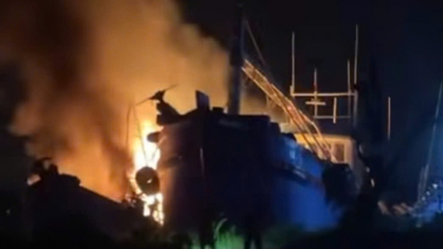 Điều tra vụ tàu cá đang đậu bỗng dưng bốc cháy ở Đồng Tháp