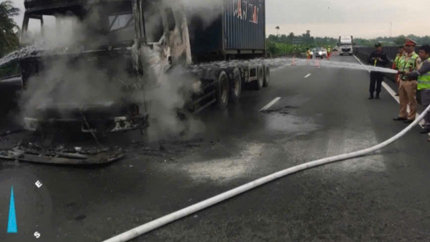 Đồng Tháp: Xe đầu kéo bị cháy trên cao tốc là do nổ lốp trái, thiệt hại hoàn toàn
