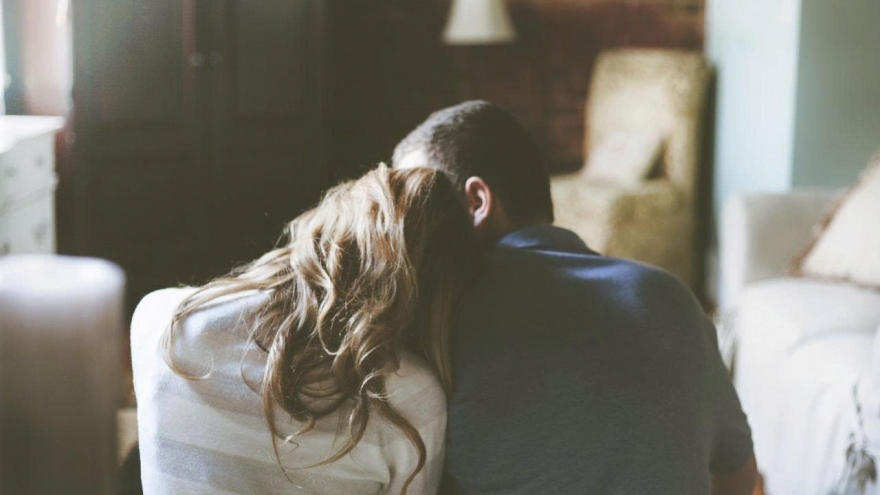 Phát hiện chồng nhiều lần quan hệ với gái mại dâm