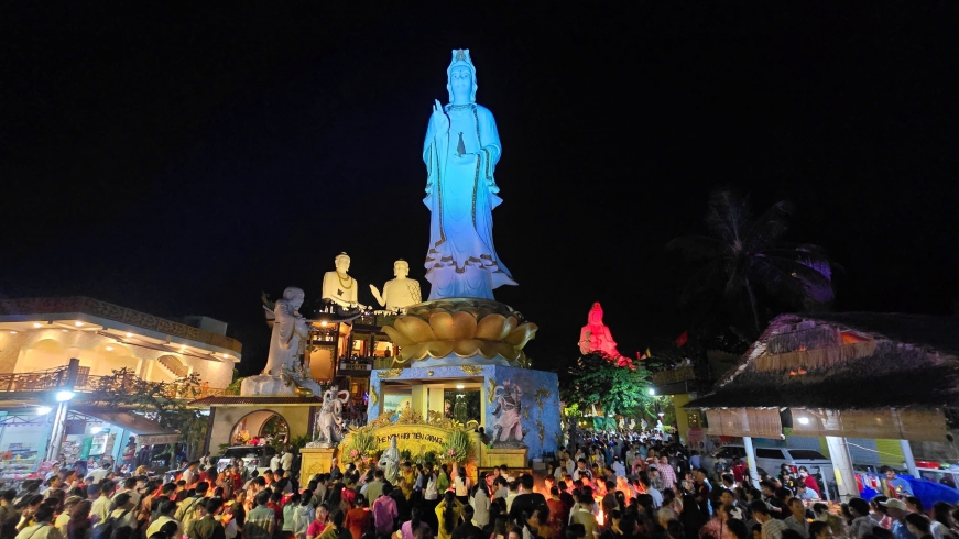 Đông đảo người dân đến viếng chùa, tham gia hoạt động xã hội dịp Rằm tháng Bảy