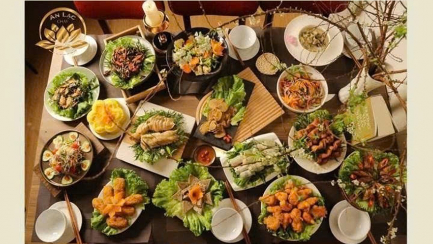 Cỗ Rằm tháng 7 tăng giá sốc, nhiều gia đình bỏ mâm tiền triệu, chọn cỗ rẻ