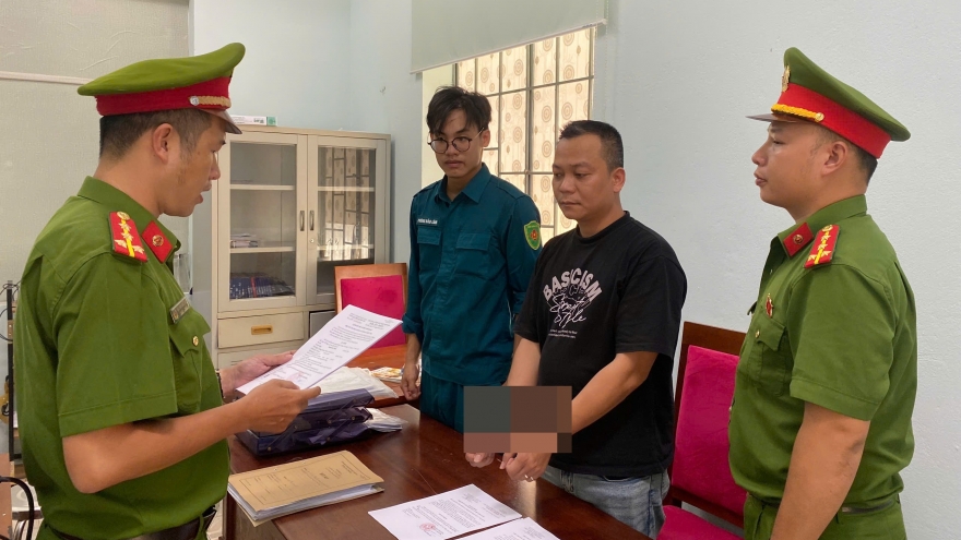 Qua bàn bên cạnh mời cụng ly, người đàn ông bị đánh nhập viện