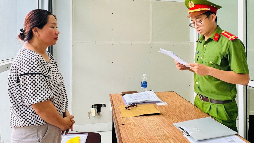 Một bị hại trong vụ “nữ quái lừa đảo” bị khởi tố về hành vi cho vay lãi nặng