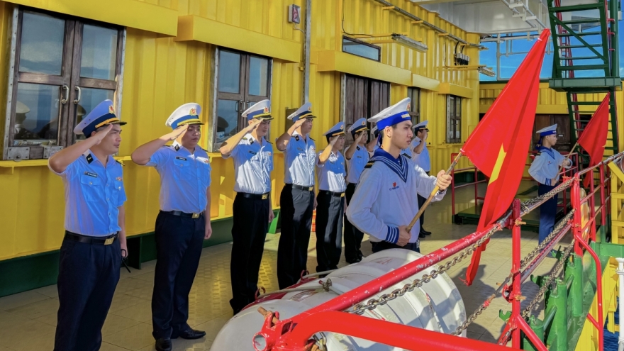 Cờ Tổ quốc giữa trùng khơi