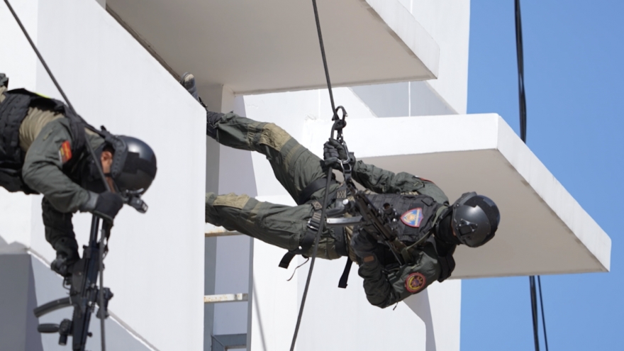 MONO hoảng sợ vì thử thách độ cao, Neko Lê gặp sự cố trong "Chiến sĩ quả cảm"