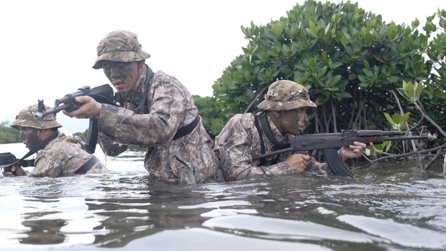 Binz hoảng sợ, Song Luân gặp sự cố suýt chết đuối trong Chiến sĩ quả cảm