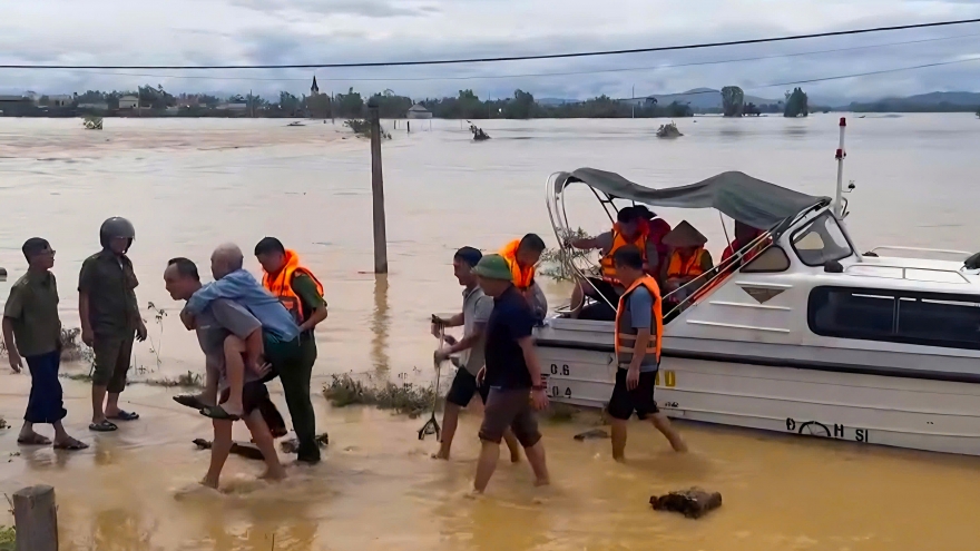 Đưa cụ ông ở Nghệ An bị tai biến rời vùng cô lập do bão đi điều trị kịp thời