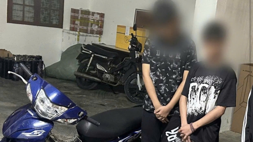 Bắt nhóm đạo chích lợi dụng mưa bão đột nhập nhà hàng trộm két sắt