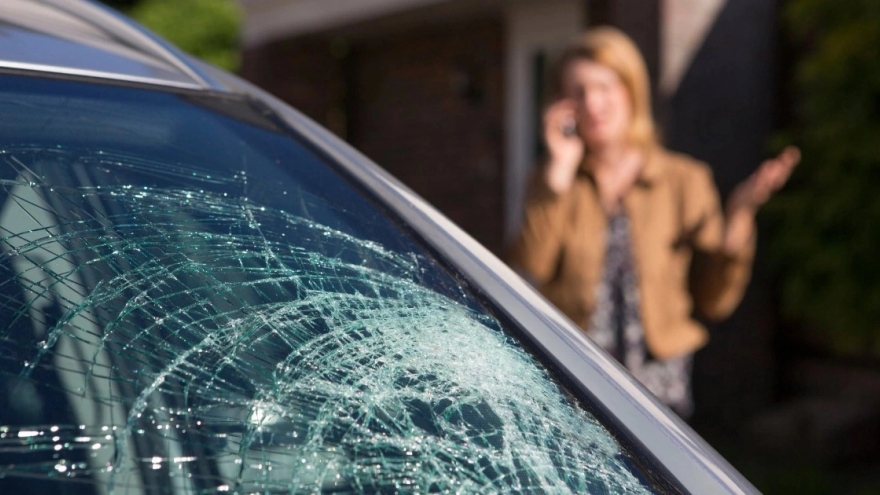 Nóng 24h: Ảo giác vì cần sa, một người nước ngoài đấm vỡ cửa kính ô tô để "tìm mẹ"