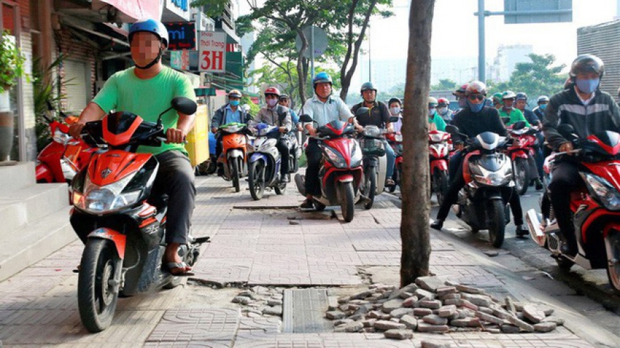 Đi xe máy trên vỉa hè có thể bị phạt tới 6.000.000 đồng, trừ 2 điểm GPLX