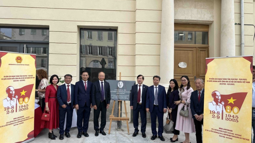 Memorial plaque to President Ho Chi Minh reinstated at “La Marseillaise Square”