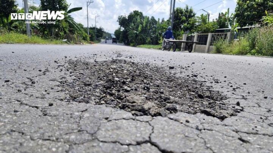 Đà Nẵng: Quốc lộ 14E hơn 1.800 tỷ mới thảm nhựa đã bong tróc, vá chằng vá đụp